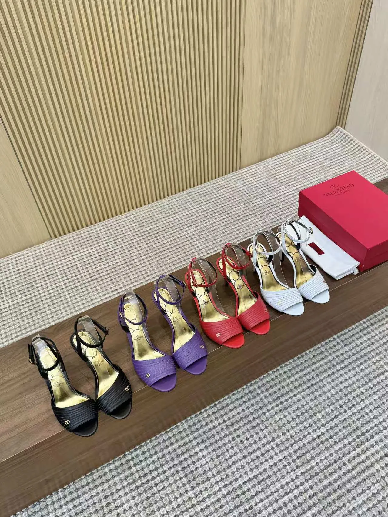 👟👟Ex-factory price 440👟👟 Genuine leather sole +40 Top version 𝑉𝐴𝐿𝐸𝑁𝑇𝐼𝑁𝑂 Valentino new spring and summer women's sandals worth buying ★Absolutely high-grade ❥Original method Absolute sensibility ❥Elegant style Create a different feeling Simple temperament style!  Code number: 35-41 (34-42 customized) Fabric: Imported sheepskin Lining: Lined sheepskin Heel height: 8 cm Leather outsole Rubber outsole